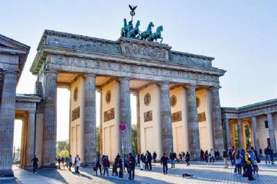 brand-front-of-the-brandenburg-gate-5117579_1280.jpg